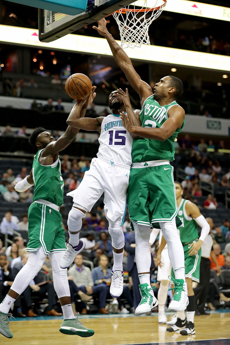 包含塔图姆意外战胜独行侠，表现优异引爆全场！的词条