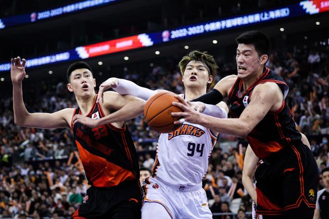 包含里程碑夜！纽约尼克斯单刀错失，CBA季后赛冲刺阶段刷纪录，质疑声仍在，团队化学反应显著的词条